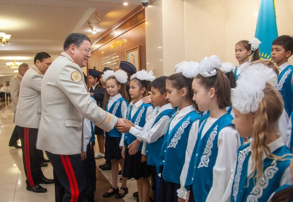 Глава МВД вручил кадетам памятные подарки Глава МВД вручил кадетам памятные подарки