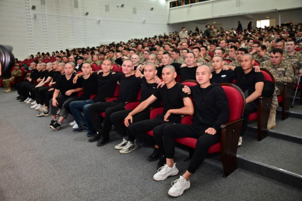 Осенний призыв: первые новобранцы из Астаны отправляются на границу