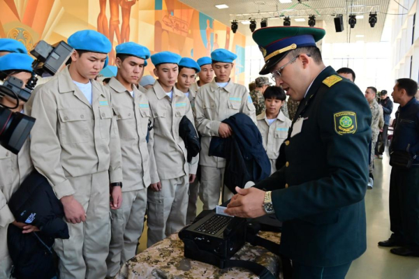 Осенний призыв: первые новобранцы из Астаны отправляются на границу