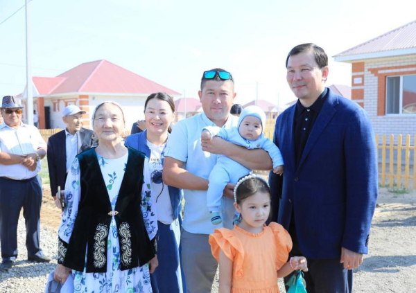 Ключи от новых домов вручили в Актюбинской области Ключи от новых домов вручили в Актюбинской области