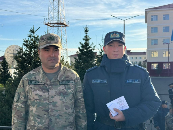 Гвардейцев наградили за задержание подозреваемого в нападении с ножом Гвардейцев наградили за задержание подозреваемого в нападении с ножом