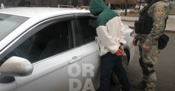 Спецназ, КНБ и полиция: в суде показали видео задержания и обыска журналиста Адилбекова Спецназ, КНБ и полиция: в суде показали видео задержания и обыска журналиста Адилбекова