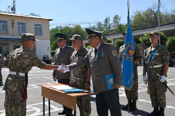 Выпускники ВТШ получили военный билет через портал еGov