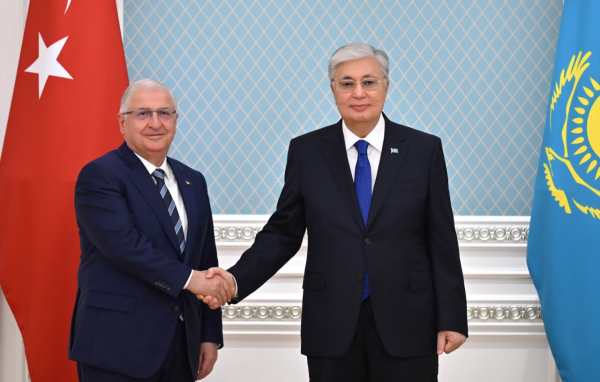 Касым-Жомарт Токаев принял министра национальной обороны Турции Яшара Гюлера Касым-Жомарт Токаев принял министра национальной обороны Турции Яшара Гюлера