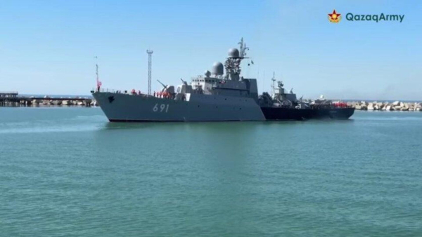 Визит дружбы: в Актауский морской порт прибыли корабли Каспийской флотилии России Визит дружбы: в Актауский морской порт прибыли корабли Каспийской флотилии России