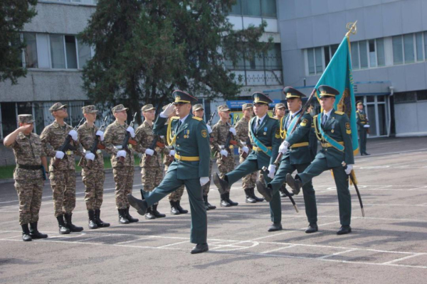 В Алматы курсанты приняли Военную присягу перед отъездом за рубеж