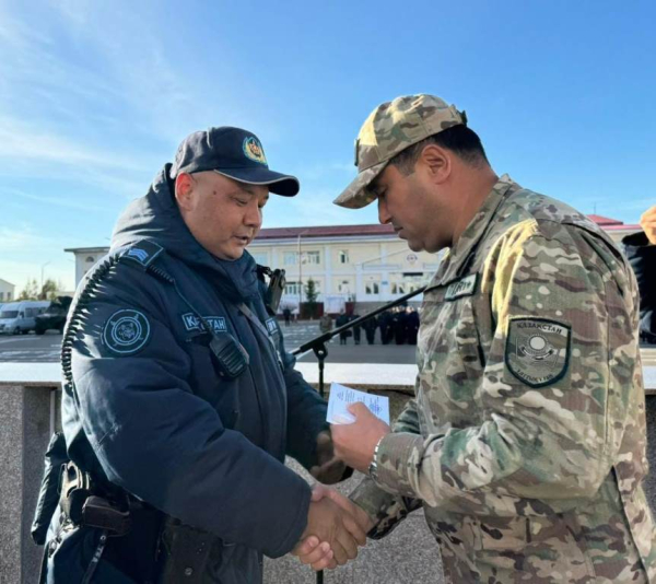 Гвардейцев наградили за задержание подозреваемого в нападении с ножом Гвардейцев наградили за задержание подозреваемого в нападении с ножом