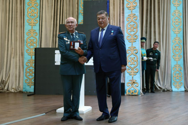 Министр обороны ознакомил ветеранов с перспективами развития Вооруженных сил Министр обороны ознакомил ветеранов с перспективами развития Вооруженных сил