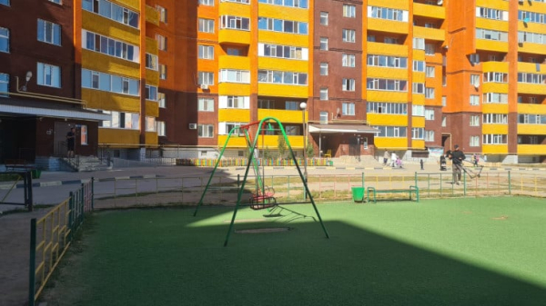 В Актобе ребенок упал с качелей и погиб В Актобе ребенок упал с качелей и погиб