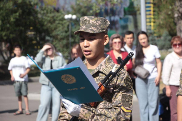 В Алматы курсанты приняли Военную присягу перед отъездом за рубеж