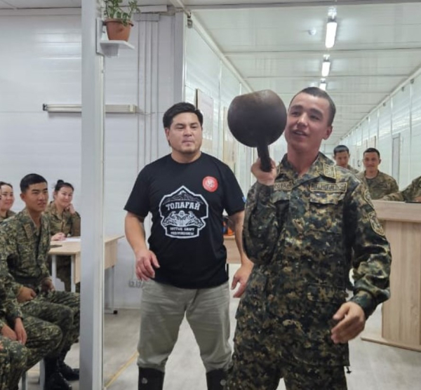 Железный человек: Мировой рекордсмен встретился с гвардейцами