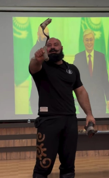 Сила духа и патриотизма: Гвардейцы встретились с рекордсменом мира Сила духа и патриотизма: Гвардейцы встретились с рекордсменом мира