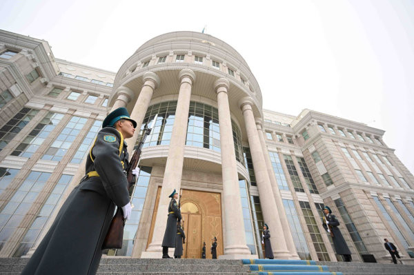 Токаев принял участие в церемонии поднятия Государственного флага Токаев принял участие в церемонии поднятия Государственного флага