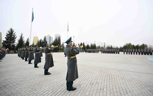 Токаев принял участие в церемонии поднятия Государственного флага Токаев принял участие в церемонии поднятия Государственного флага