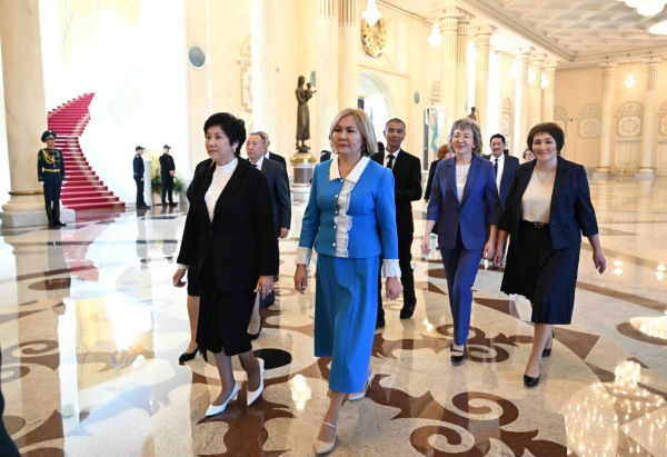 Токаев поздравил учителей с профессиональным праздником