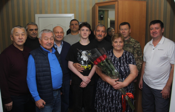 Гвардейцы в Астане поздравили ветерана войск правопорядка с юбилеем Гвардейцы в Астане поздравили ветерана войск правопорядка с юбилеем
