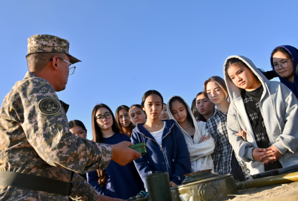 Школьники 'Балдаурена' в гостях у инженерно-саперной бригады Школьники 'Балдаурена' в гостях у инженерно-саперной бригады