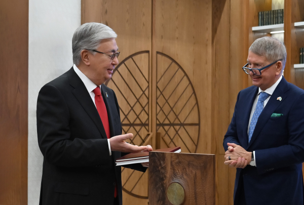 Polpharma презентовала Токаеву книгу о его отце