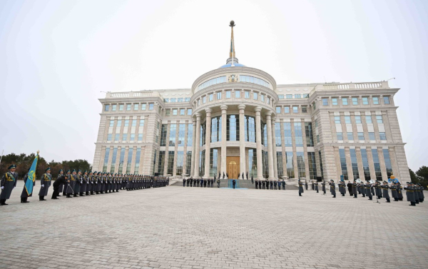 Токаев принял участие в церемонии поднятия Государственного флага Токаев принял участие в церемонии поднятия Государственного флага