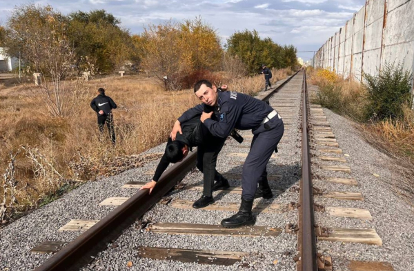 В Актобе гвардейцы предотвратили попытку переброса запрещенных предметов в колонию