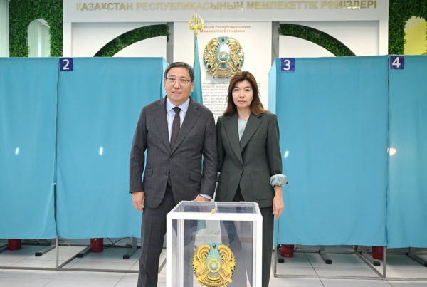 Ерболат Досаев с супругой на избирательном участке в Алматы Ерболат Досаев с супругой на избирательном участке в Алматы