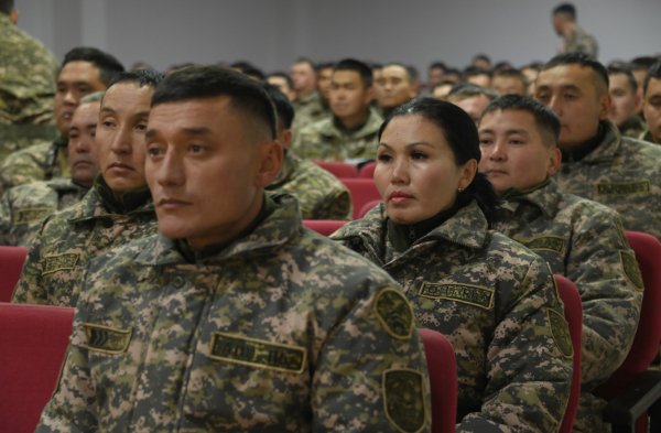 Солдаты чтят подвиг героя