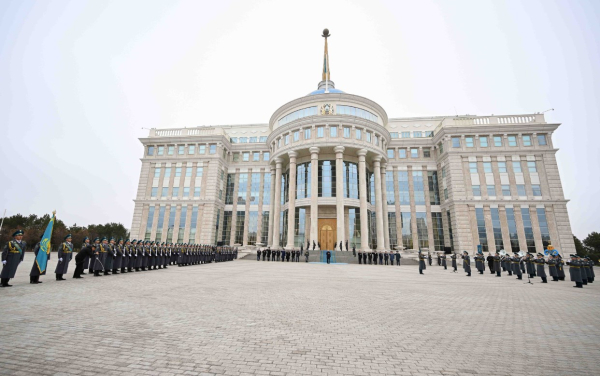 Токаев принял участие в церемонии поднятия Государственного флага Токаев принял участие в церемонии поднятия Государственного флага