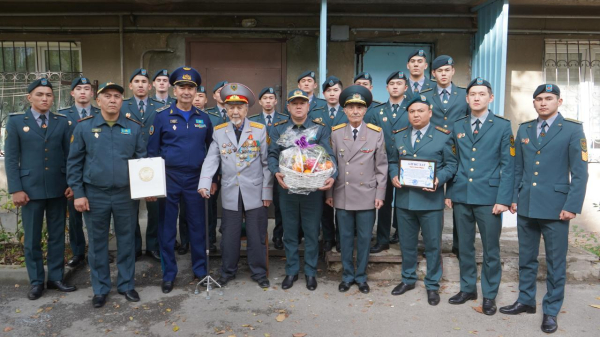 В Алматы военнослужащие поздравили ветерана войны с вековым юбилеем В Алматы военнослужащие поздравили ветерана войны с вековым юбилеем