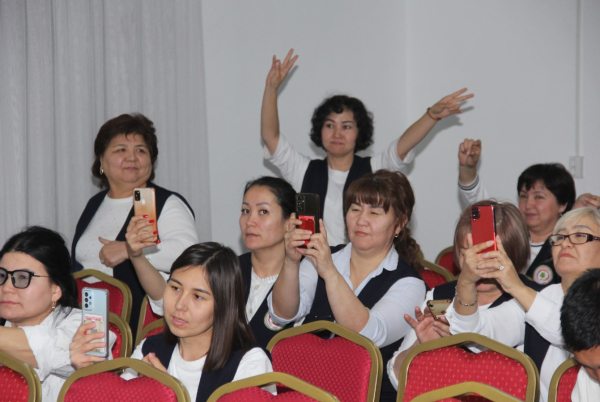 Столичные гвардейцы поздравили воспитателей Центра социального обслуживания