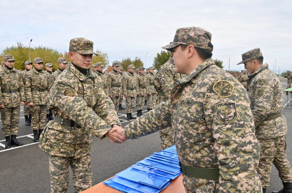 В инженерно-саперной бригаде Конаевского гарнизона торжественно проводили солдат домой