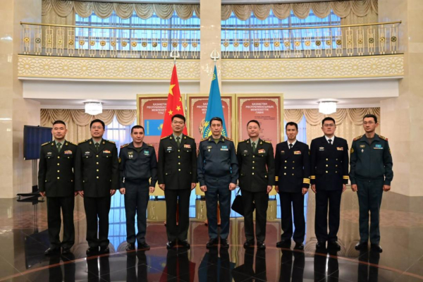 Национальный университет обороны РК принял делегацию НОАК