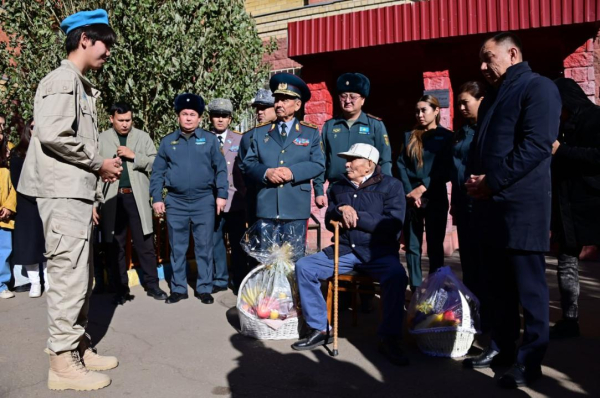 В Астане военнослужащие Вооруженных сил поздравили ветерана войны со 101-ой годовщиной В Астане военнослужащие Вооруженных сил поздравили ветерана войны со 101-ой годовщиной