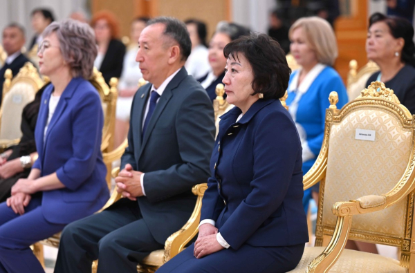 Токаев поздравил учителей с профессиональным праздником