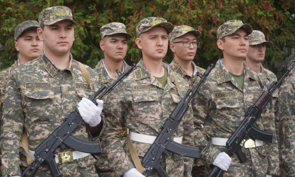 Выпускники Алматинской школы приняли Военную присягу Выпускники Алматинской школы приняли Военную присягу