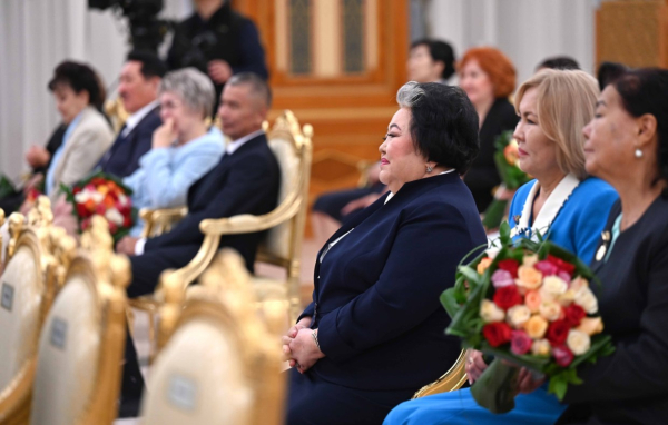 Токаев поздравил учителей с профессиональным праздником