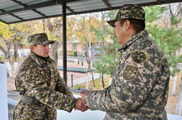 В инженерно-саперной бригаде Конаевского гарнизона торжественно проводили солдат домой