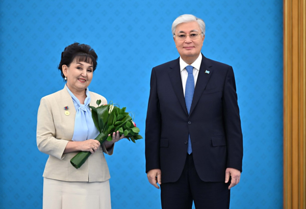 Токаев поздравил учителей с профессиональным праздником