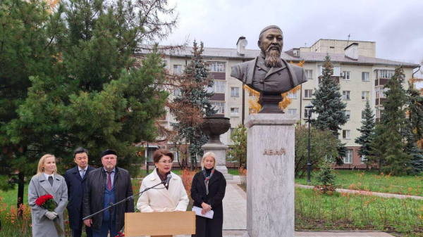 Памятник Абаю открыли в Казани Памятник Абаю открыли в Казани