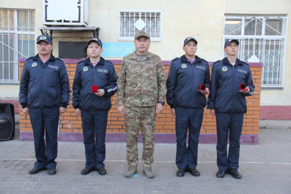 В столице наградили бойцов Нацгвардии, спасших прыгнувшую с моста молодую девушку