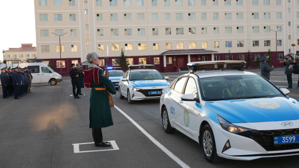 В Астане наградили бойцов Нацгвардии МВД РК спасших людей из огня В Астане наградили бойцов Нацгвардии МВД РК спасших людей из огня