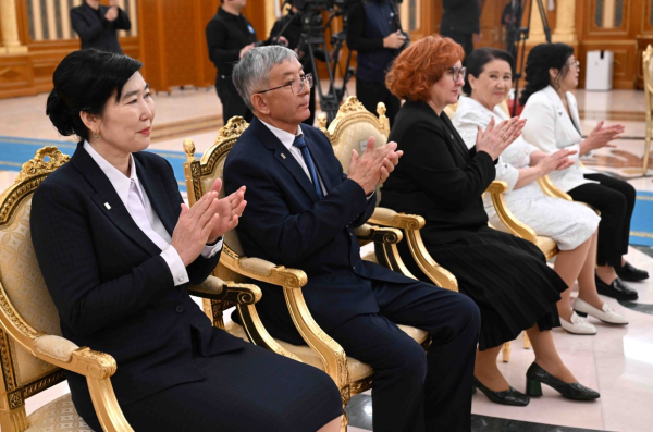 Токаев поздравил учителей с профессиональным праздником