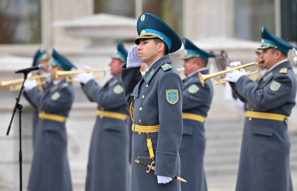 Токаев принял участие в церемонии поднятия Государственного флага Токаев принял участие в церемонии поднятия Государственного флага