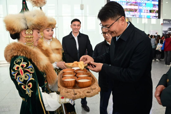 Национальный университет обороны РК принял делегацию НОАК