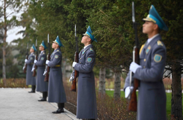 Токаев принял участие в церемонии поднятия Государственного флага Токаев принял участие в церемонии поднятия Государственного флага