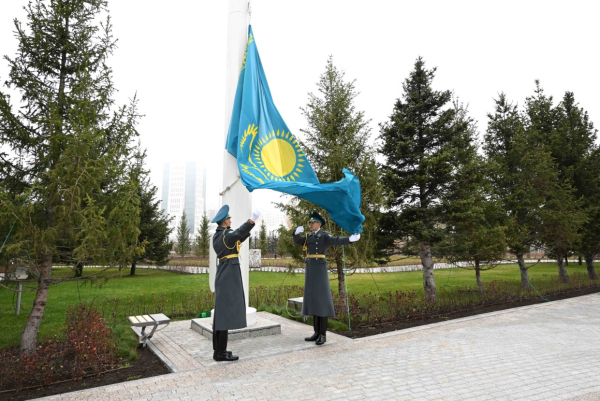 Токаев принял участие в церемонии поднятия Государственного флага Токаев принял участие в церемонии поднятия Государственного флага