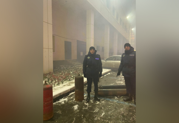 Бойцы Нацгвардии МВД РК эвакуировали людей и вынесли газовые баллоны с места пожара Бойцы Нацгвардии МВД РК эвакуировали людей и вынесли газовые баллоны с места пожара