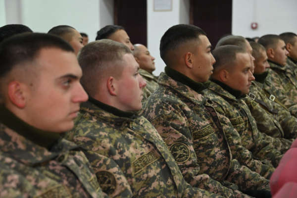 Солдаты чтят подвиг героя