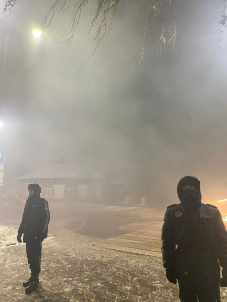 Бойцы Нацгвардии МВД РК эвакуировали людей и вынесли газовые баллоны с места пожара Бойцы Нацгвардии МВД РК эвакуировали людей и вынесли газовые баллоны с места пожара