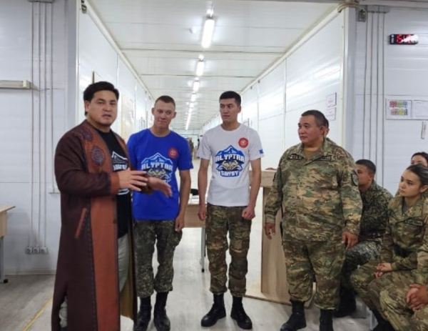 Железный человек: Мировой рекордсмен встретился с гвардейцами