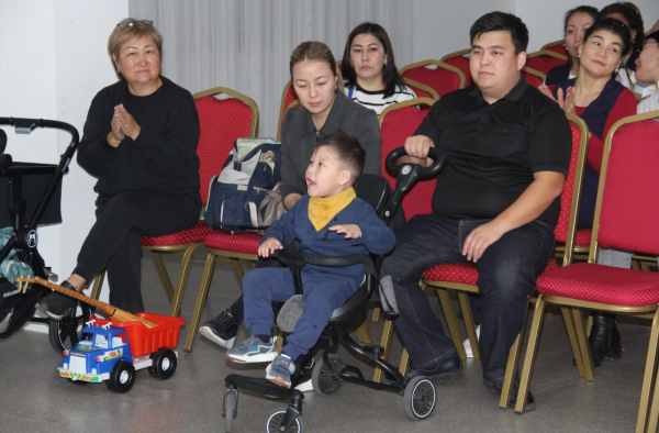 Столичные гвардейцы поздравили воспитателей Центра социального обслуживания